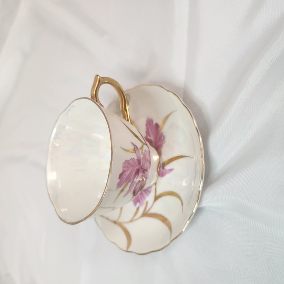 Elegant Floral Porcelain Saucer with Gold Accents - Picture 5 of 8